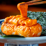 【うらをとわ】名物・うにの焼きおにぎりはたっぷり生のウニも堪能でき、リピート率高い逸品
