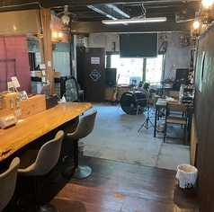 木を基調とした落ち着いた雰囲気で、ゆったりとした時間をお過ごし頂ける店内となっております。また、ギターやドラムが置いてありますので、貸し切りライブなどでもご利用頂けます。