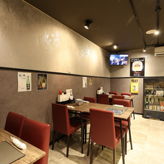 広々としている4名掛けのテーブル席を３つご用意しています。急に決まった同僚との飲み会やママさん同士の女子会など多種多様なご利用方法が可能となっております！ぜひ、当店自慢の串カツやおでんを召し上がりながら楽しい会話をお楽しみください♪