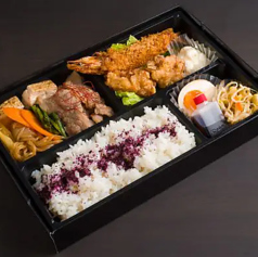 国産牛のすき焼きとブランド唐揚げのお弁当