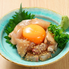 海鮮ユッケ卵黄のせ
