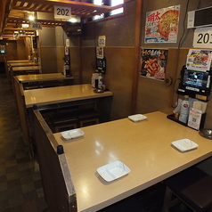 【テーブル連結で何名様でも歓迎】宴会人数に合わせて自由自在にテーブルを連結可能！１０名様、２０名様、それ以上の団体様でも、全員が同じ空間でワイワイと一体感を楽しめます。３名様からの大満足食べ飲み放題コースと一緒にぜひご利用ください。