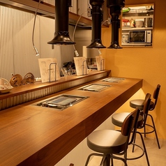 【お一人様や仕事帰りに】全4席のカウンターは、職人の手さばきを間近で楽しめます。お一人様でじっくり自分だけの時間を楽しむもよし、デートで横に並んで語らうもよし。