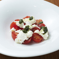 料理メニュー写真&nbsp;フレッシュトマトとモッツァレラのカプレーゼ