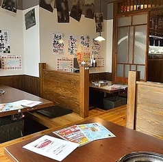 【掘りごたつ個室/最大24名様】60年代英国ロックが彩る、民家風ノスタルジック個室。民家のような温かみあふれるこの個室は、最大24名様までご利用可能です。室内には60年代を彩った英国ロックスターのプロマイドが飾られ、ファンには堪らない空間が広がります。部署飲み会や街コンなど大人数の宴会に最適です。