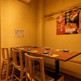 仲間内での飲み会や宴会に最適なテーブル席！内装にもこだわったテーブル席！料理の美味しさを引き立てる内観から生まれる雰囲気も大切にさせて頂きました！少人数～中規模の飲み会、宴会などにもご好評いただいております！si新宿駅から徒歩5分の当店で仲間とざっくばらんに打ち解ける宴会をお楽しみください！
