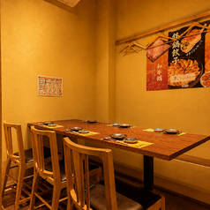 仲間内での飲み会や宴会に最適なテーブル席！内装にもこだわったテーブル席！料理の美味しさを引き立てる内観から生まれる雰囲気も大切にさせて頂きました！少人数～中規模の飲み会、宴会などにもご好評いただいております！si新宿駅から徒歩5分の当店で仲間とざっくばらんに打ち解ける宴会をお楽しみください！