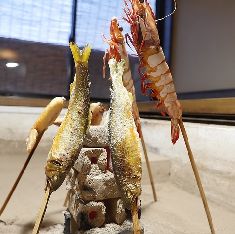 完全個室の空間で厳選鶏料理や海鮮料理を堪能。別府ならではの手洗場・足湯も。