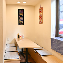 【6名掛けテーブル】店内はタイの装飾で彩っております♪お一人様でも大人数でのご利用でも!心よりお待ちしております。