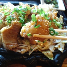 牛ホルモンの鉄板焼き