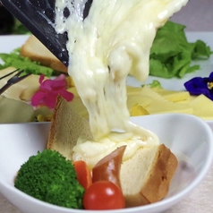 チーズ好き必見！トロトロでクリーミーにとけたチーズを●メニューには＋300円でかけれます♪