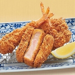 ランチは人気のロースやヒレ、エビフライ等種類豊富にご用意！ご飯やキャベツがおかわり自由でお得♪