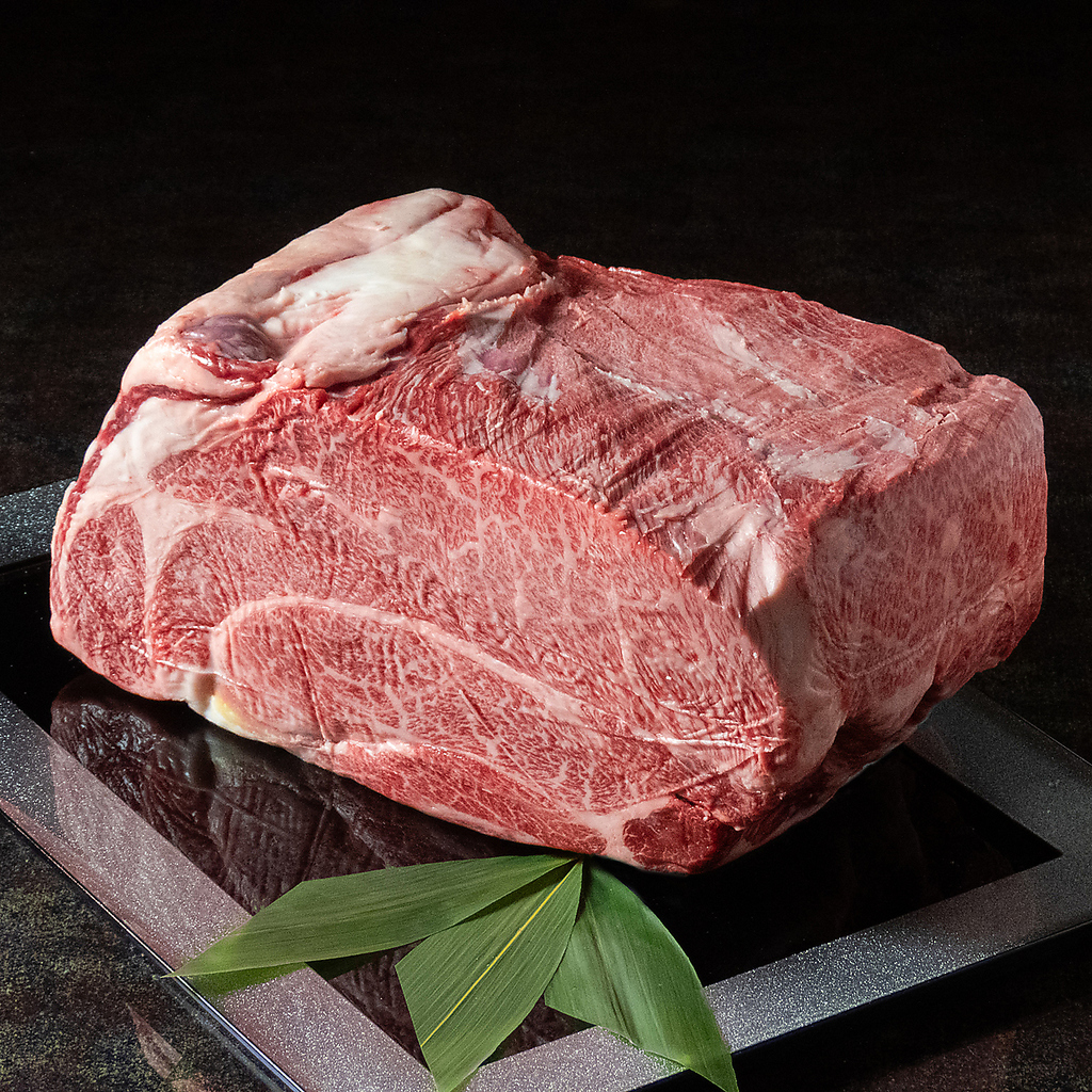 飛騨牛を贅沢な焼き加減で香ばしく焼き上げた外側と、とろけるような中の飛騨牛の旨みを堪能♪