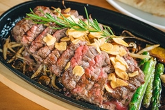 【ROCK VALLEYのお肉料理】アンガス牛プライムステーキを鉄板で熱々のまま提供いたしますの写真