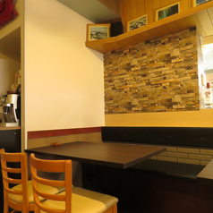 【みんなで囲む美味しい食卓】4名様用のテーブルが8つ揃っているため、様々なシーンで使えるのが魅力です♪ 清潔感ある明るい雰囲気の中で、リラックスしてお食事を楽しめます★ 大切な人と一緒に美味しい料理を囲み、素敵な思い出を作ってください！ 楽しい会話が生まれる空間です☆