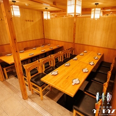 【1階席：20名様】船橋での中規模なご宴会に最適な、最大二十名様まで対応可能な個室空間は木の温もりを感じる落ち着いた雰囲気の中で、市場直送の鮮魚を贅沢に盛り合わせたお刺身や、焼き鳥をご堪能いただけます。広々としたお席で、周囲を気にせず大切な仲間と賑やかで楽しいひとときを心ゆくまでお過ごしください。