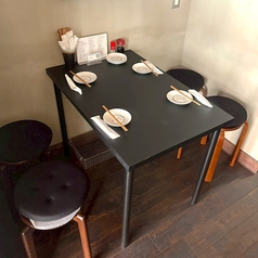 1階にはテーブル席を1卓ご用意しております。店内の明るく活気ある雰囲気を感じながら、お食事を楽しめるテーブル席です。カウンター席とは異なるスタイルで、会話とともにお料理をお楽しみいただけます。