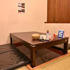 当店の座敷席はすべて、足元に負担がかからない快適な掘りごたつ仕様となっております◎広々とした開放的な空間は、会社の大規模な歓送迎会や忘新年会、同窓会、ご親族での集まりなど、大人数でのご宴会にぴったりです!足を伸ばしてゆったりと過ごせるお席で、料理を引き立てる銘酒や自慢の絶品料理をお楽しみください♪