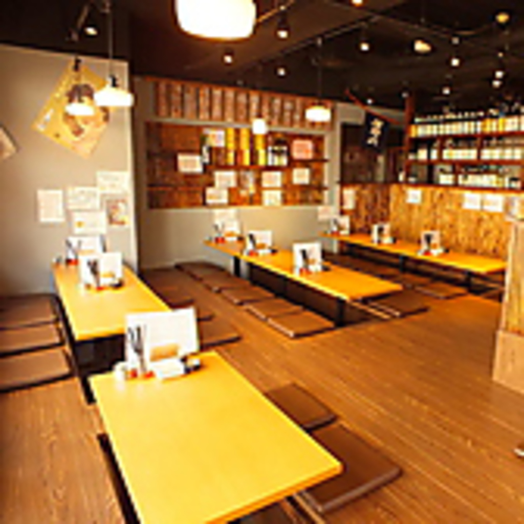 メインのお座敷のお席は大衆酒場ならではの賑やかさが人気です。