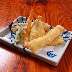 揚げたてサクサクでご提供♪山菜・姫竹等の天ぷらの写真