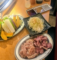 新鮮ホルモンと彩り野菜