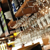 店内には自慢のワインとグラスがおしゃれに...♪