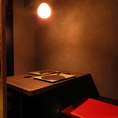 2名様用の完全個室のテーブル席は、落ち着いた雰囲気の中で静かに過ごしたい特別なひとときに最適な空間です。周囲を気にせずに会話をゆっくり楽しめるので、記念日や誕生日など大切な日の利用にぴったりです。しっとりとした雰囲気の中で、美味しい料理やドリンクで、思い出に残る時間をじっくりとお楽しみいただけます。