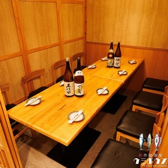 【1階個室席：4～8名様】四名様から八名様までのグループにぴったりな、プライベート感あふれる完全個室です。船橋の賑わいを忘れさせる静かな空間は、接待や女子会、ご家族での夕食にも最適です。厳選された旬の海の幸と、極上の串焼きを囲みながら、日常を忘れる上質なディナータイムをゆったりとお楽しみください。