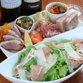 料理メニュー写真 シンプル生ハムとチーズのグリーンサラダ(手前)前菜の盛り合わせ(奥)