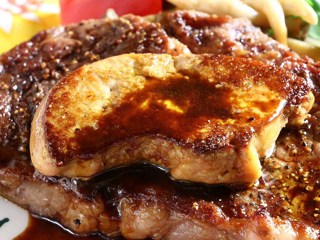 一流シェフが創る厳選牛を使用した品は絶品で焼き加減もバッチリ！ぜひお召し上がりください★