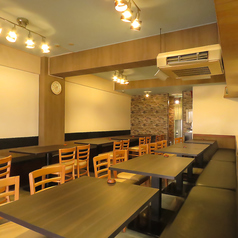 【大人数でもゆったり楽しむ食事】8名様までの大きなテーブルで、親しい人たちと心温まる時間を過ごせます☆ 明るく清潔な空間で、リラックスしながら会話を楽しめるのが魅力です♪ 美味しい料理を囲んで、思い出に残るひとときをお過ごしください！ 友人や家族との特別な時間を演出します★