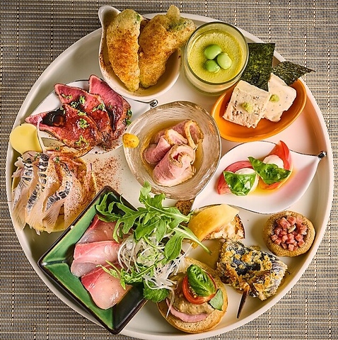 ソムリエ在籍の美酒、和と洋を融合した創作料理を味わうバル