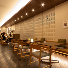 開放感のある空間でお食事やカフェをお楽しみください。