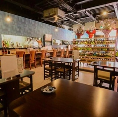 ゆったりとくつろげるテーブル席をご用意しており、少人数から大人数まで幅広く対応可能です。店内は最大60名様までの宴会が可能で、レイアウトの変更もご相談いただけます◎天井が高く開放感あふれる店内で、美味しい料理を囲みながら、親しい仲間と楽しいひとときをお過ごしください。