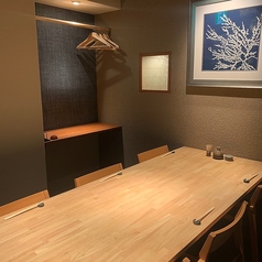 【テーブル席の完全個室】個室では周りの目を気にせず、お食事をお楽しみいただけます。お客様だけの空間で、ゆったりとした時間をお過ごしください。