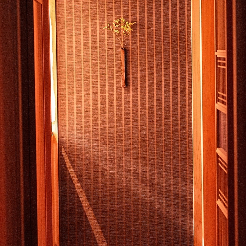 京都の雰囲気漂う店内。木のぬくもりを感じる空間。