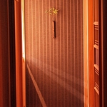 京都の雰囲気漂う店内。木のぬくもりを感じる空間。