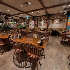 ハワイの気分を感じるインテリアで作られた店内で、お洒落にランチやディナーを。フロア貸切25名様～45名様迄ご利用いただけます。