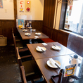 4名様掛けのテーブル席ご用意しております。居心地のいい空間で、家族・同僚・地元の方と楽しいひとときをお過ごしください。