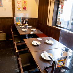 4名様掛けのテーブル席ご用意しております。居心地のいい空間で、家族・同僚・地元の方と楽しいひとときをお過ごしください。