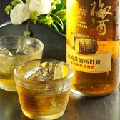 【山崎梅酒】山崎のウィスキーと同じ所蔵熟成に使用していた古樽で仕込んだ梅酒。独特の、ウィスキー樽の薫りが口の中に広がります。
