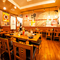 【赤羽で宴会・貸切！】赤羽の当居酒屋では、ランチタイムから飲み放題付き宴会まで、最大100名様収容の貸切フロアで多彩なシーンに対応します。会社イベント、結婚式の二次会、同窓会など、大規模な団体様の集まりに最適な空間を提供。広々とした会場は自由なレイアウト変更が可能で、赤羽で忘れられない一時を約束します