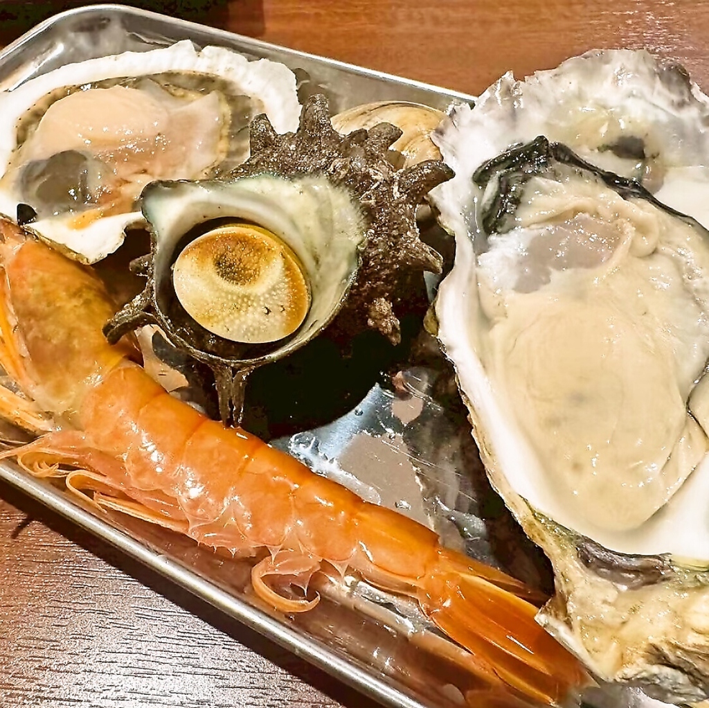 当店を訪れたら、こちら！「浜焼きセット」。内容は牡蠣・帆立・ホンビノス・赤海老が含まれています