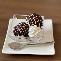 バニラアイスの濃厚チョコレートソース