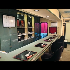 カウンター席は５席。目の前でオーナーシェフが丁寧に仕上げる「一杯」は、「香り」「音」「熱気」が味わえます。