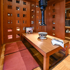 友人やご家族での落ち着いた食事にぴったりの掘りごたつ席。隣席とのほどよい距離感で、プライベート感を保ちながら会話と食事に集中できます。女性やお子様連れの方でも過ごしやすく、目の前でお肉が焼き上がるライブ感も楽しめるのが魅力です。心もお腹も満たされる、あたたかい時間をお過ごしください。