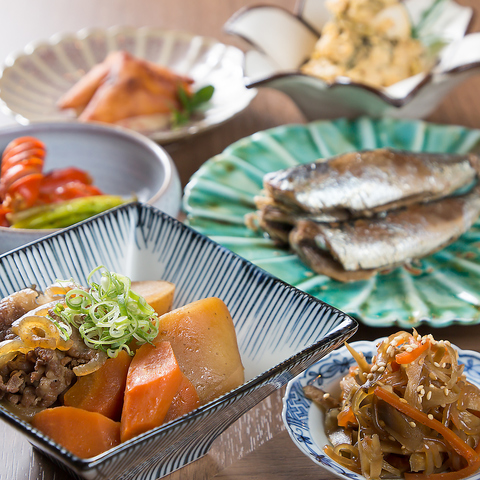日本酒とおばんざいを木目調の落ち着く空間で楽しめる居酒屋です