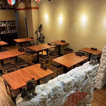 アグーしゃぶしゃぶと沖縄料理 民謡ライブ居酒屋あかがーらの雰囲気1
