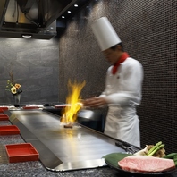 目の前で調理する、魅惑の鉄板料理。