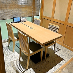 木のぬくもり感じる清潔感のあるテーブル席。旬の味覚をゆったりとご堪能いただける、暖簾で仕切られた半個室となっております。美しい器に盛られた料理と、繊細な職人技が織りなす贅沢なひととき。温かみのある和の空間で、四季折々の味わいを。